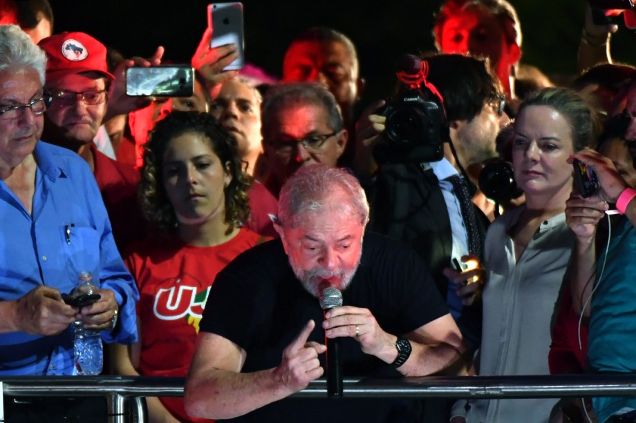 O ex-presidente Lula fala durante ato no centro de São Paulo, após seu julgamento
