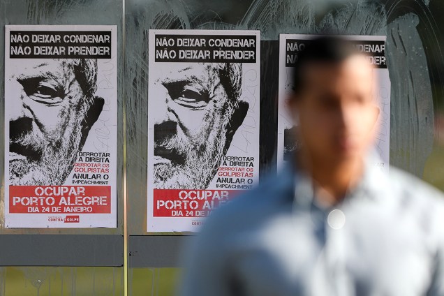 Cartaz em apoio ao ex-presidente Lula é visto em Brasília - 23/01/2018