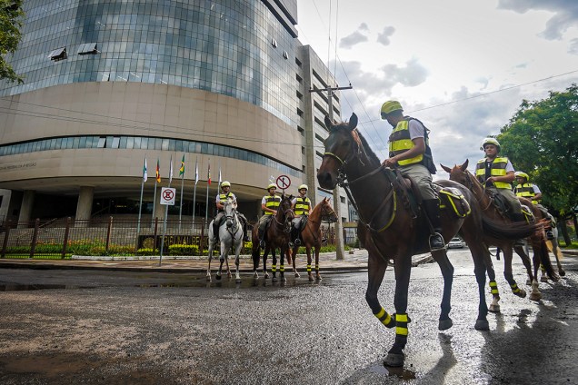Policiais à cavalo patrulham entorno do Tribunal Regional de Porto Alegre, onde o ex-presidente Lula será julgado - 23/01/2018