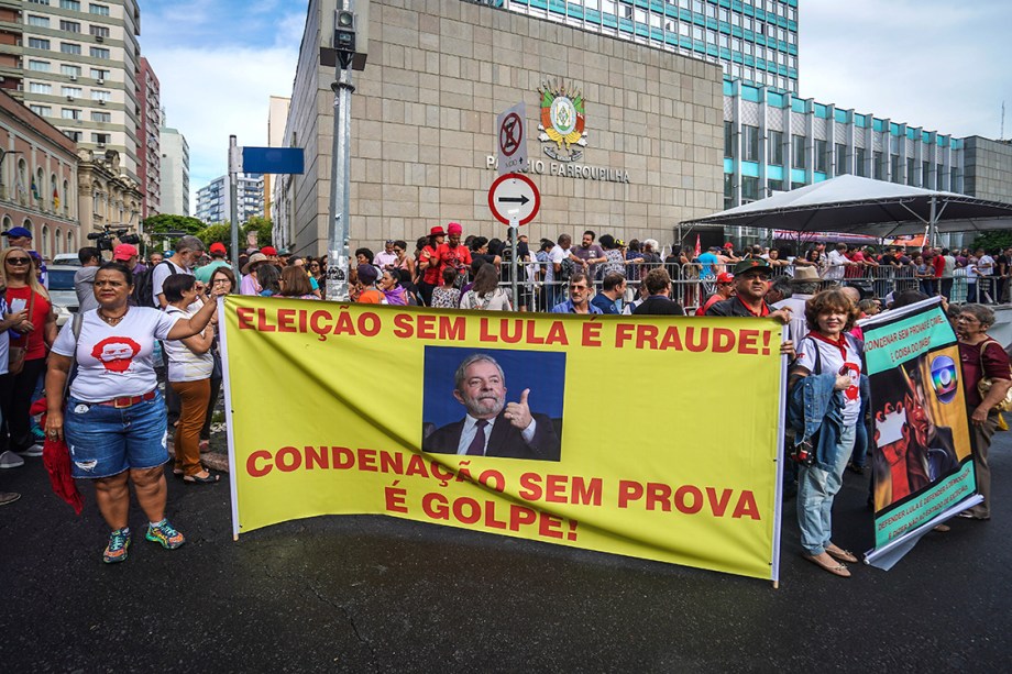 Manifestantes protestam em apoio ao ex-presidente Lula, do lado de fora da Assembléia Legislativa do Rio Grande do Sul, em Porto Alegre - 23/01/2018