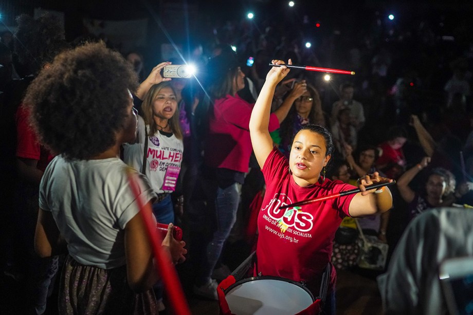 Manifestantes protestam em apoio ao ex-presidente Lula, do lado de fora da Assembléia Legislativa do Rio Grande do Sul, em Porto Alegre - 23/01/2018