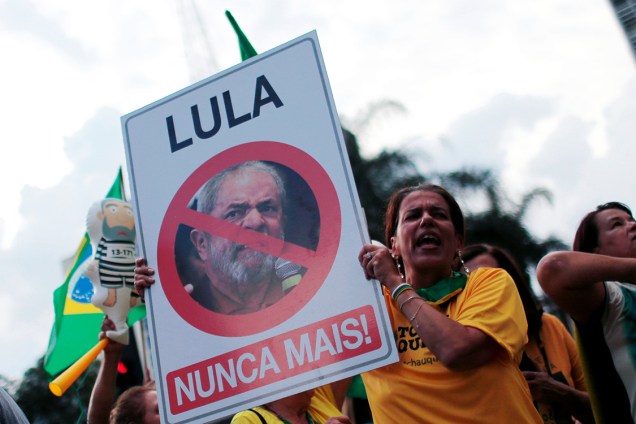 Manifestante segura cartaz contra o ex-presidente Lula, durante manifestação em Porto Alegre - 23/01/2018