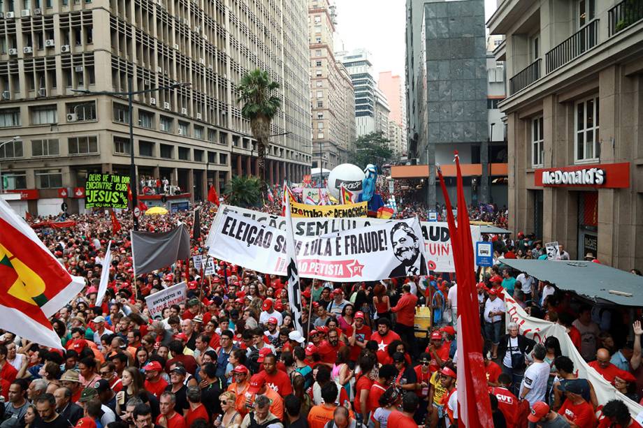 Manifestantes participam de ato pró-Lula em Porto Alegre na véspera do julgamento do ex-presidente - 23/01/2018