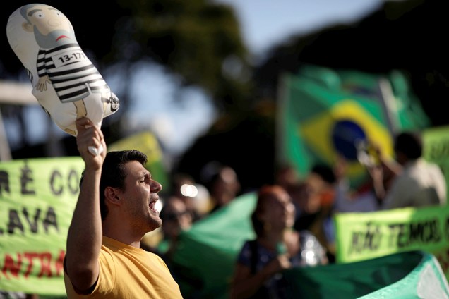 Manifestantes protestam contra o ex-presidente Lula, em Brasília - 23/01/2018