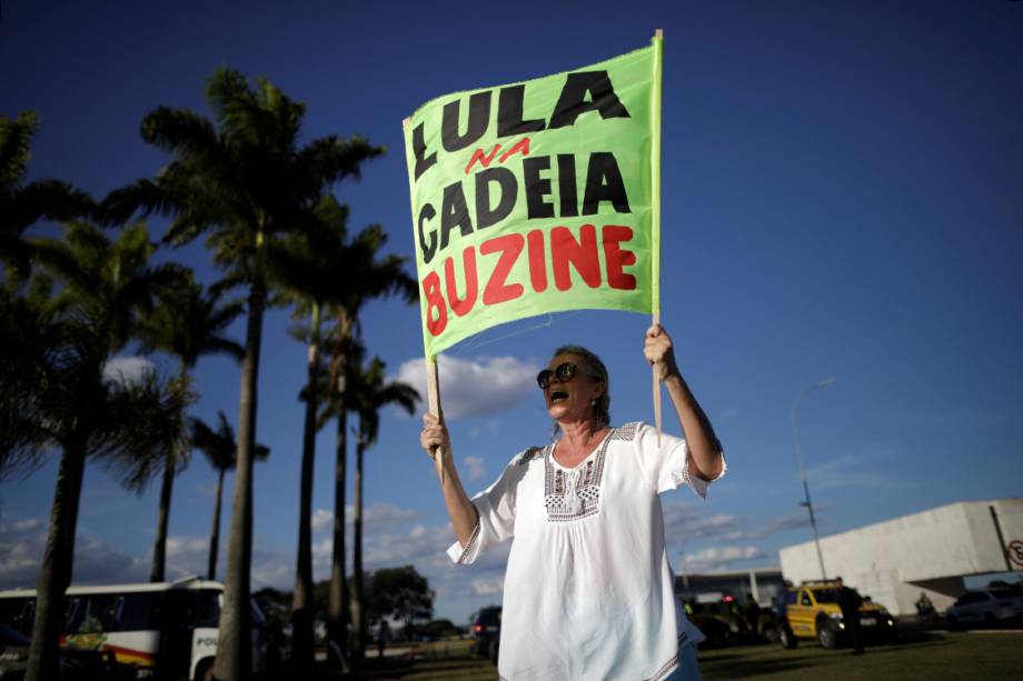 Manifestante protesta contra o ex-presidente Lula, em Brasília - 23/01/2018