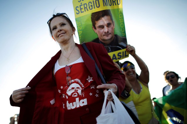 Apoiadora de Lula é vista próximo a uma manifestante contra o ex-presidente, em Brasília - 23/01/2018