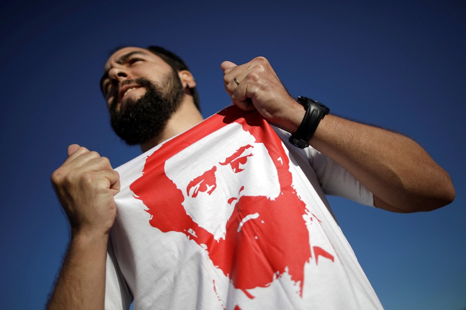 Manifestante usa camiseta em apoio ao ex-presidente Lula, em Brasília - 23/01/2018