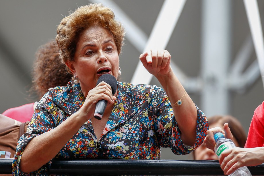 A ex-presidente Dilma Rousseff fala durante ato em apoio ao ex-presidente Lula, em Porto Alegre - 23/01/2018