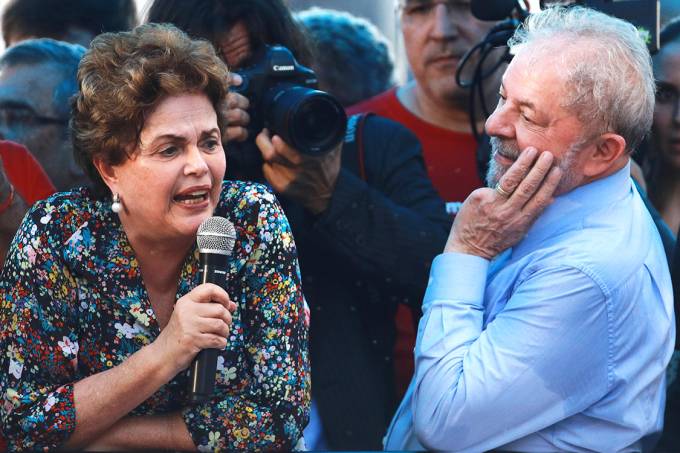 A ex-presidente Dilma Rousseff fala durante ato em apoio ao ex-presidente Lula, em Porto Alegre – 23/01/2018