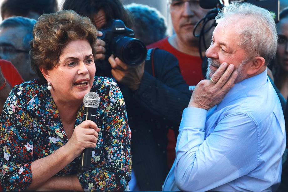 A ex-presidente Dilma Rousseff fala durante ato em apoio ao ex-presidente Lula, em Porto Alegre - 23/01/2018