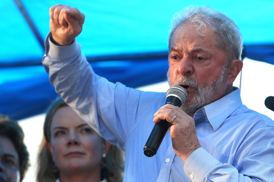O ex-presidente Lula discursa em ato na véspera de seu julgamento, em Porto Alegre - 23/01/2018