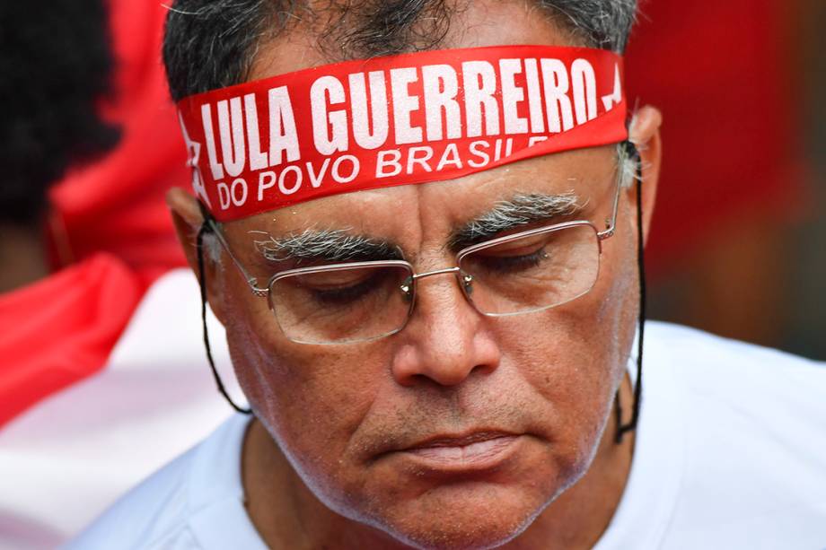 Manifestante lamenta condenação de Lula, durante protesto em São Paulo - 24/01/2018