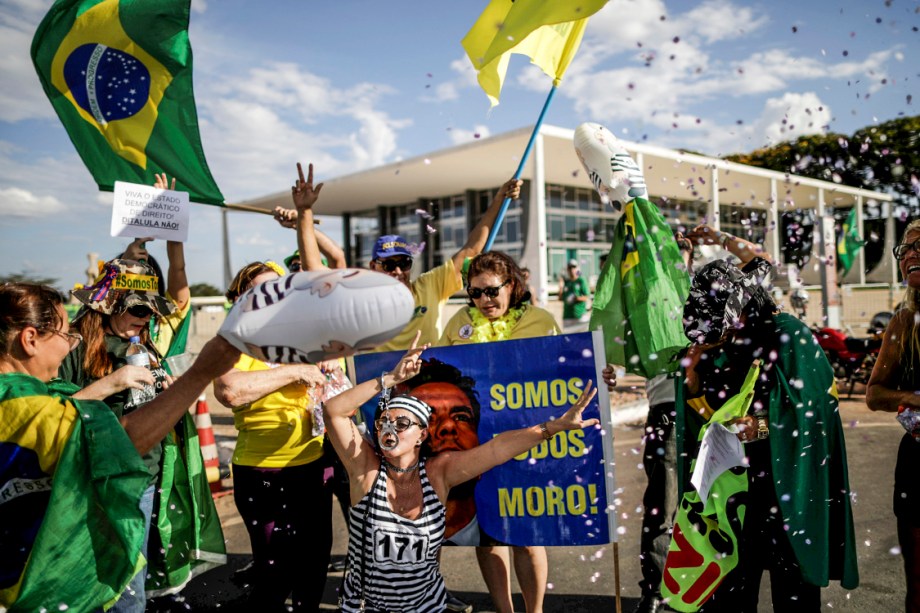 Manifestantes comemoram condenação do ex-presidente Lula, em Brasília - 24/01/2018