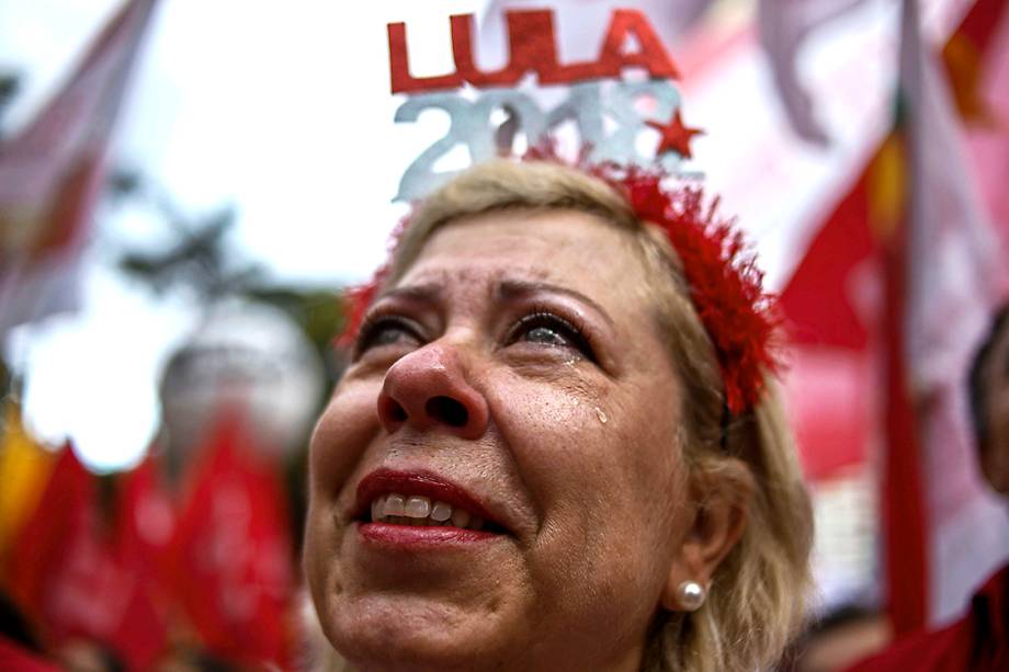 Manifestante lamenta condenação de Lula, durante protesto em São Paulo - 24/01/2018