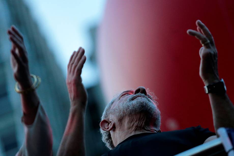 O ex-presidente Lula durante ato no centro de São Paulo, após seu julgamento