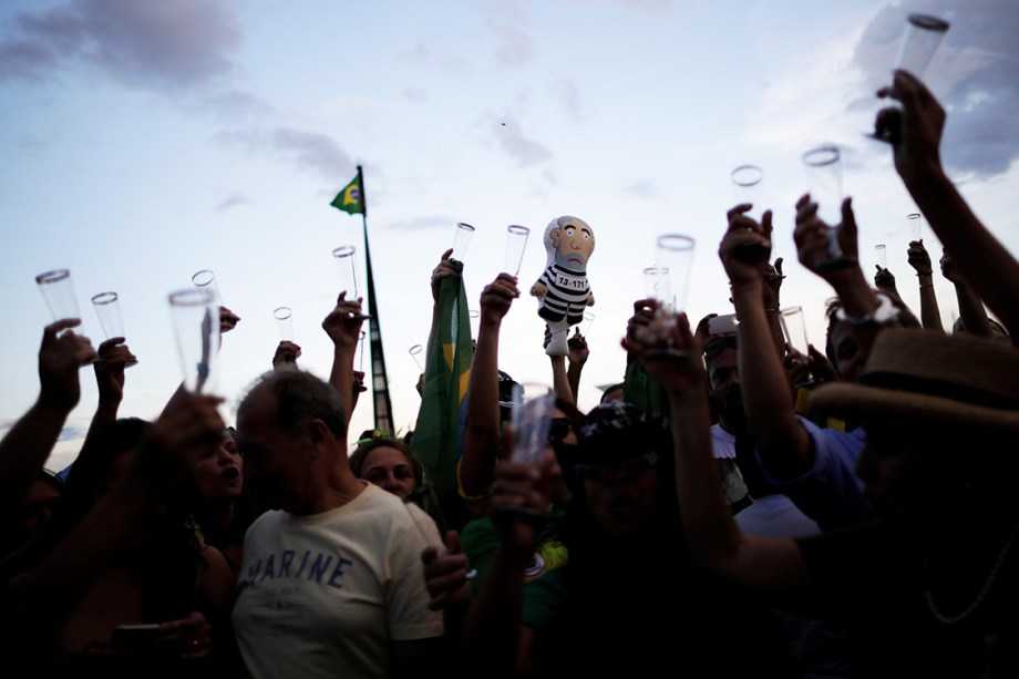 Manifestantes brindam com champanhe em comemoração à condenação do ex-presidente Lula, em Brasília - 24/01/2018