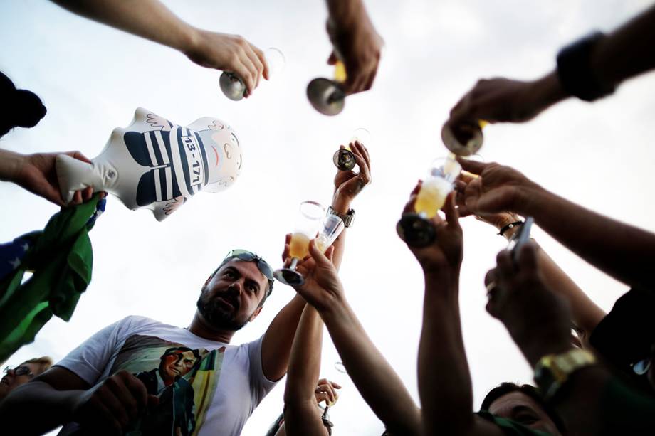 Manifestantes brindam com champanhe em comemoração à condenação do ex-presidente Lula, em Brasília - 24/01/2018 Manifestantes brindam com champanhe em comemoração à condenação do ex-presidente Lula, em Brasília - 24/01/2018