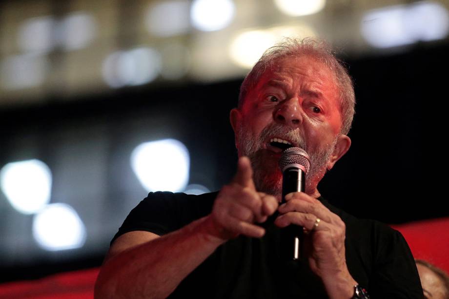 O ex-presidente Lula fala durante ato no centro de São Paulo, após seu julgamento