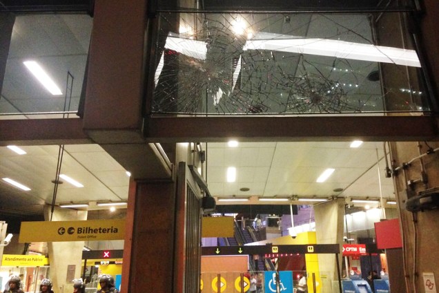 Vidros da estação Pinheiros são vistos quebrados após protesto contra aumento da tarifa, em São paulo