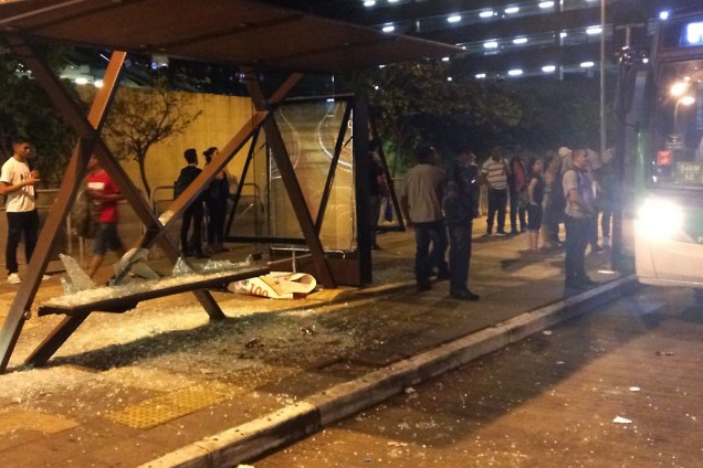 Vidros de um ponto de ônibus são vistos destruídos após protesto contra o aumento da tarifa, em São Paulo