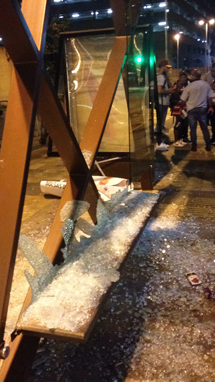 Vidros de um ponto de ônibus são vistos destruídos após protesto contra o aumento da tarifa, em São Paulo