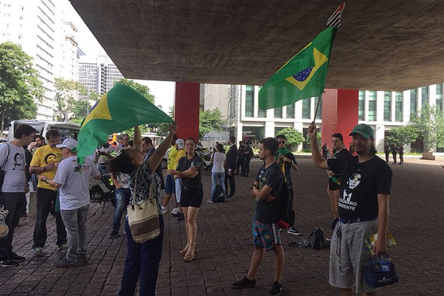Manifestantes a favor da condenação do ex-presidente Lula fazem ato na Av. Paulista, durante o julgamento do TRF4 nem Porto Alegre, Rio Grande do Sul - 24/01/2018
