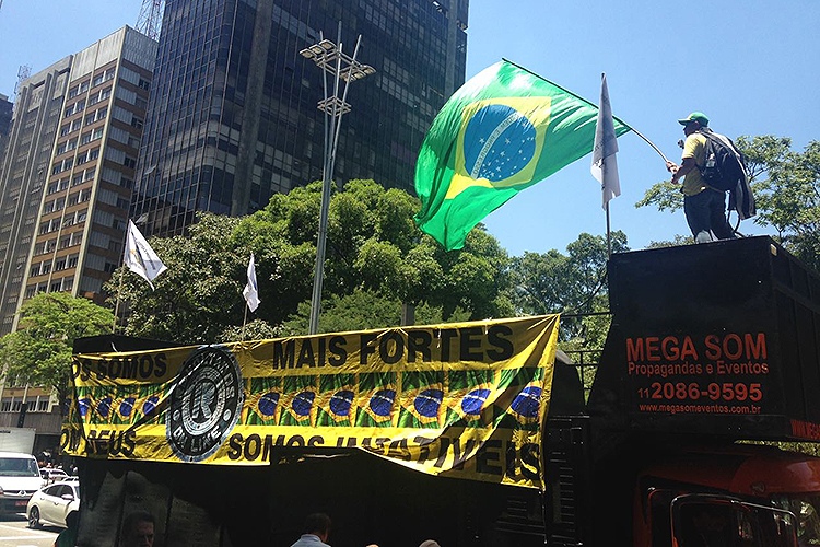 Carro de som é levado para a manifestação em prol da condenação do ex-presidente Lula na Avenida Paulista- 24/01/2018