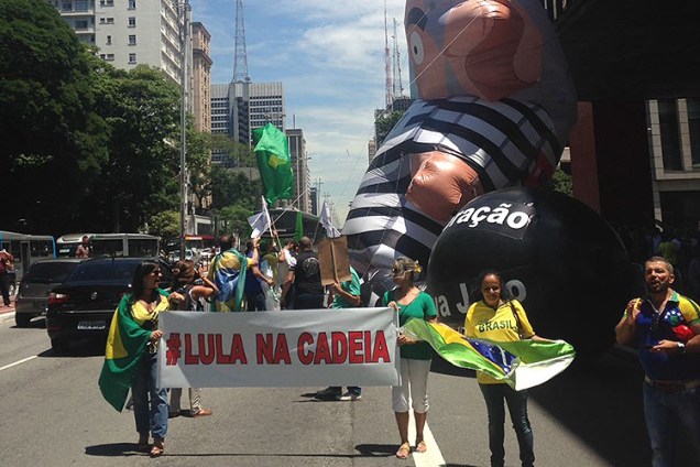 Manifestante contrarios a absolvição do ex-presidente Lula protestam durante o julgamento do TRF4 na Avenida Paulista - 24/01/2018