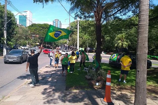 Manifestantes contrários a Lula protestam no Parque dos Moinhos, em Porto Alegre - 24/01/2018