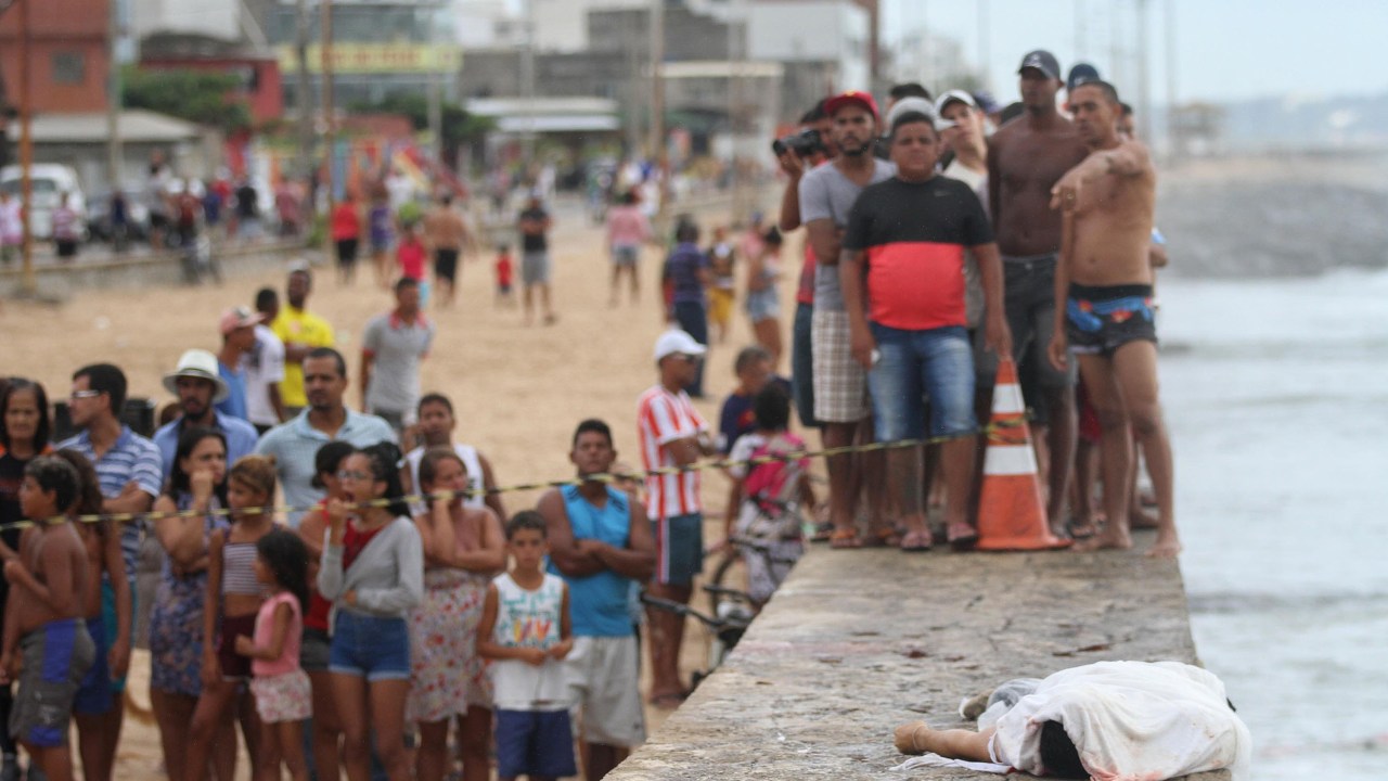 Queda do Globocop em praia de Recife