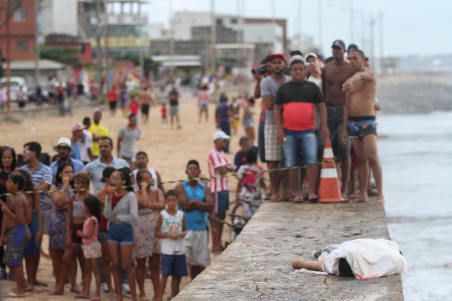 Helicóptero da Globo Nordeste cai na Praia do Pina, Zona Sul do Recife. Duas mortes foram confirmadas e uma terceira vítima foi encaminhada para o Hospital da Restauração - 23/01/2018