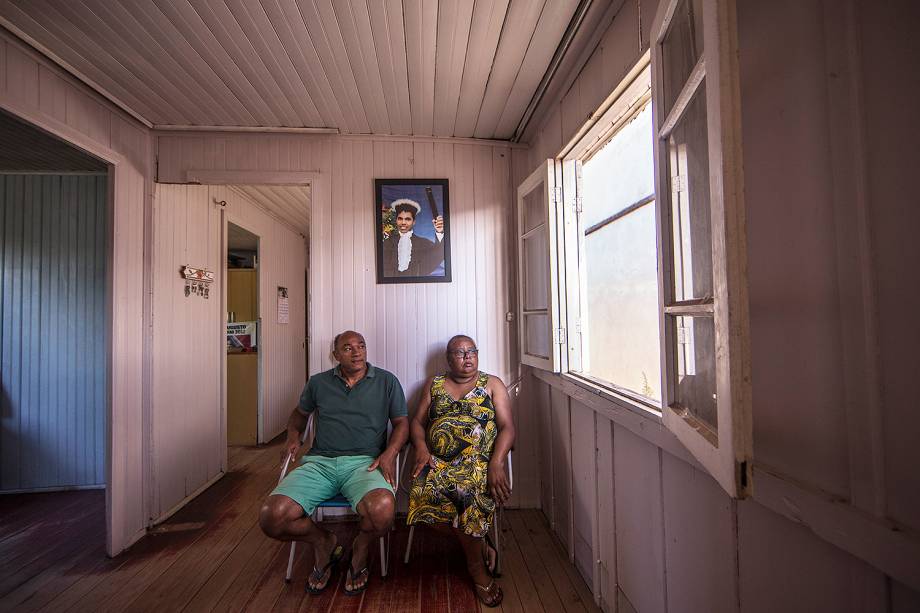 Maria Aparecida Neves e Cezar Augusto Madruga Neves, pais de Augusto Cezar Neves, 19 anos. Maria mantém o quarto de seu filho da maneira como ele deixou até hoje
