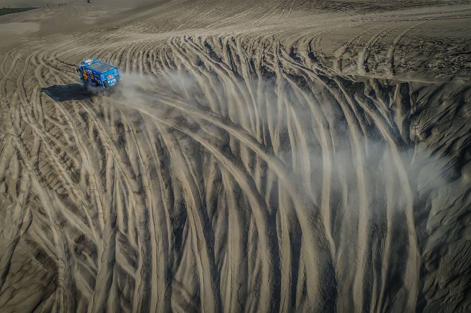 O pilotos Eduard Nikolaev, Evgenii Iakovlev e Vladimir Rybakov, da equipe Kamaz Master, percorrem de caminhão as dunas entre San Juan de Marcona e Arequipa, durante o estágio 5 do Rally Dakar 2018, no Peru