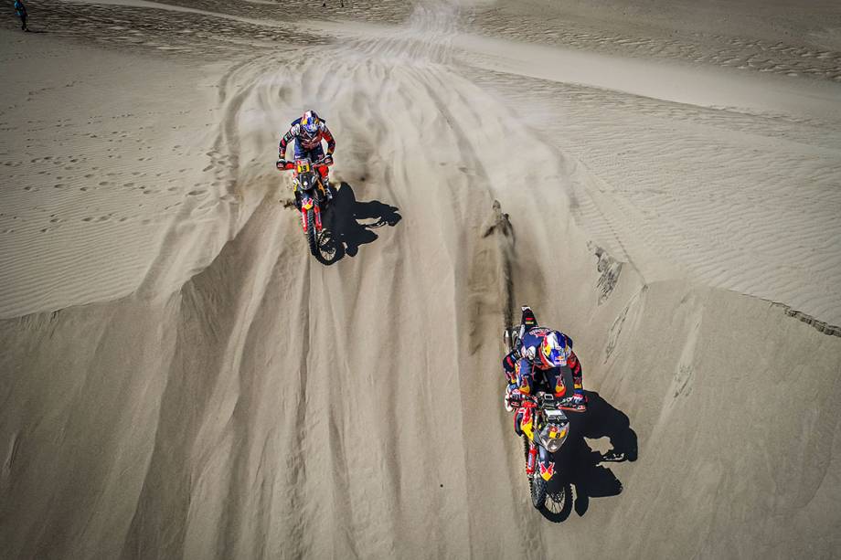 Os pilotos Antoine Meo e Toby Price percorrem as dunas entre San Juan de Marcona e Arequipa, durante o estágio 5 do Rally Dakar 2018, no Peru
