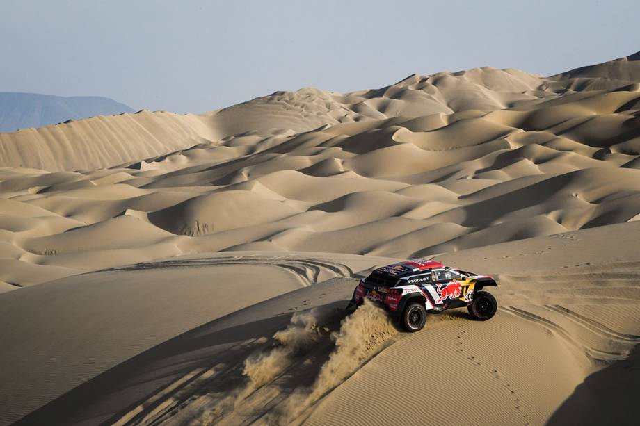 Os pilotos Cyril Despres e David Castera percorrem as dunas entre San Juan de Marcona e Arequipa, durante o estágio 5 do Rally Dakar 2018, no Peru
