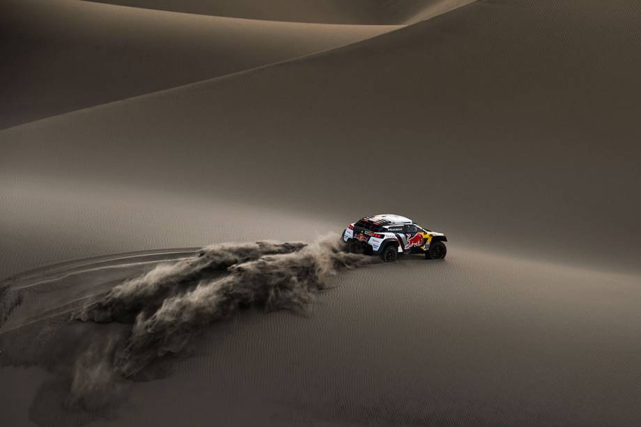 Os pilotos Sebastien Loeb e Daniel Elena percorrem as dunas entre San Juan de Marcona e Arequipa, durante o estágio 5 do Rally Dakar 2018, no Peru