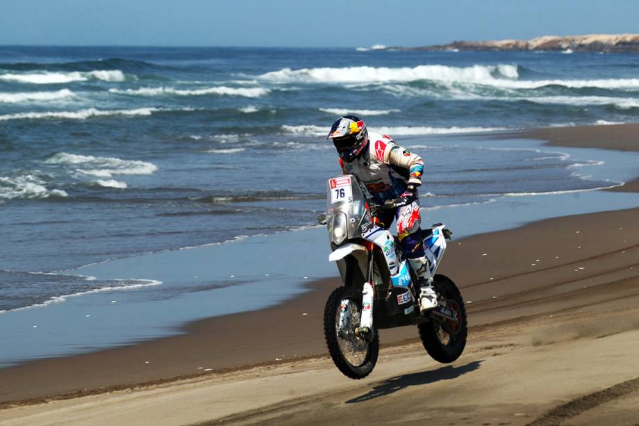 O emiradense Mohammed Balooshi, faz percurso na praia durante o estágio 5 do rally Dakar 2018, entre San Juan de Marcona e Arequipa, no Peru