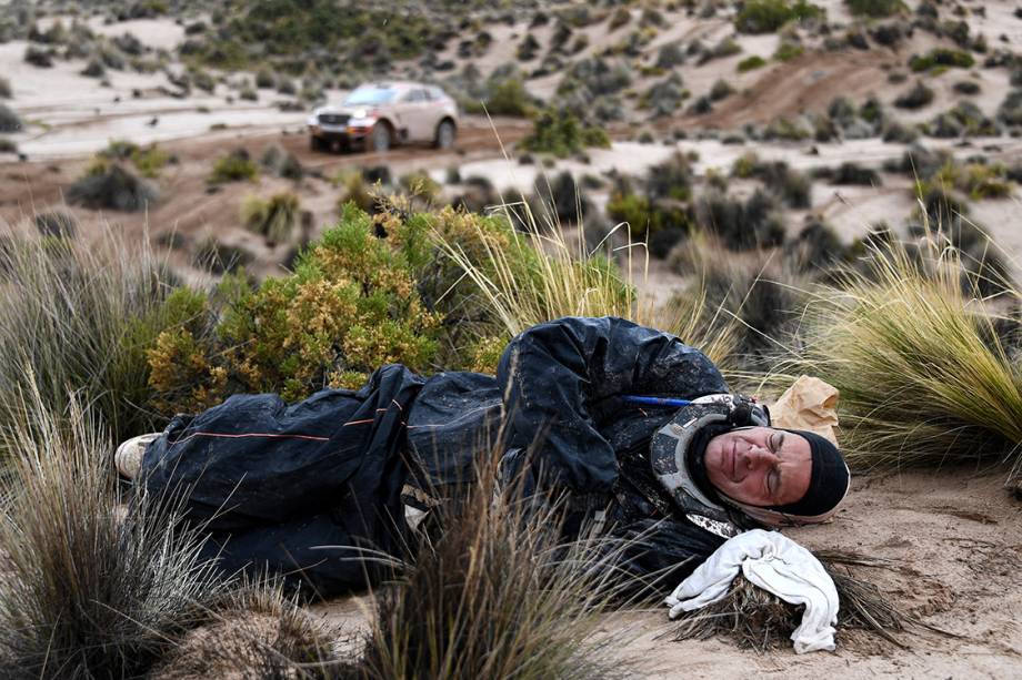 O piloto holandês Guillaume Martens tira uma soneca durante o estágio 7 do Rally Dakar 2018, entre La Paz e Uyuni, na Bolívia