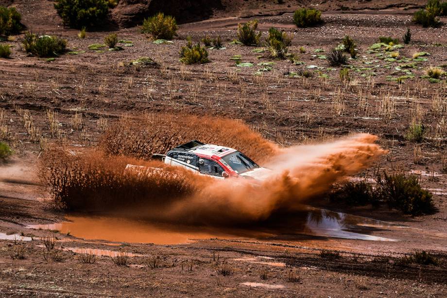 Os pilotos Giniel de Villiers e Dirk von Zitzewitz espirram lama ao passar por uma poça, no estágio 7 do Rally Dakar 2018, entre La Paz e Uyuni, na Bolívia
