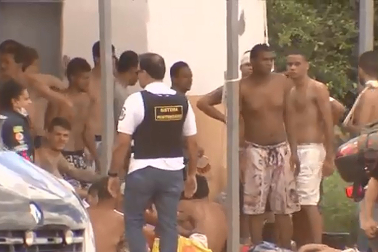 Presos fazem rebelião no Complexo Prisional de Aparecida de Goiânia (GO) - 01/01/2018