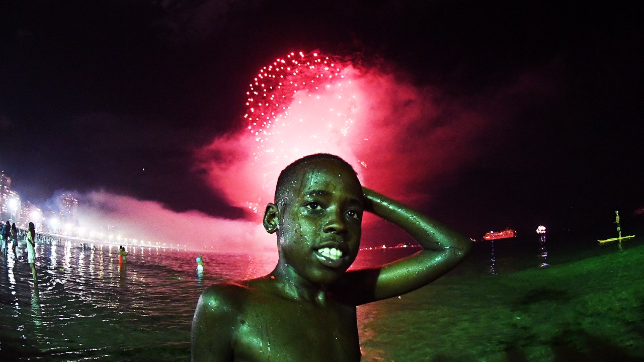 Menino é fotografado durante queima de fogos na Praia de Copacabana, no Rio de Janeiro (RJ) - 01/01/2018