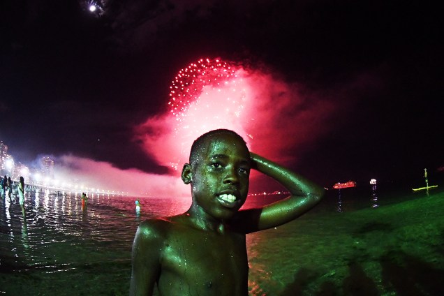 Menino é fotografado durante queima de fogos na Praia de Copacabana, no Rio de Janeiro (RJ) - 01/01/2018