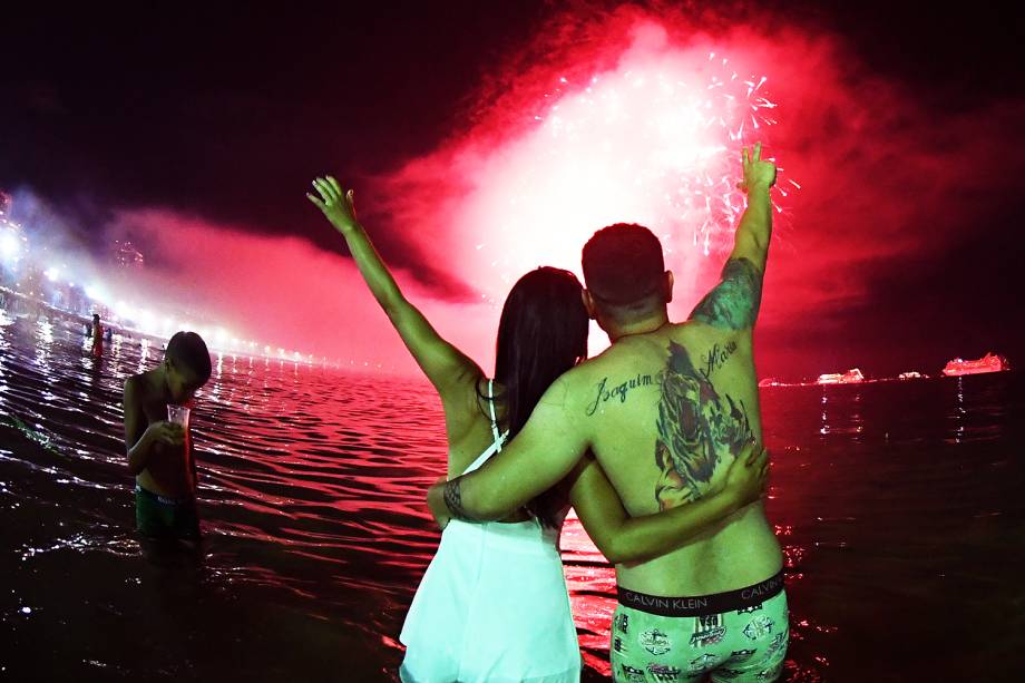 Queima de fogos de artifício celebram a chegada do Ano Novo na Praia de Copacabana, no Rio de Janeiro (RJ) - 01/01/2018