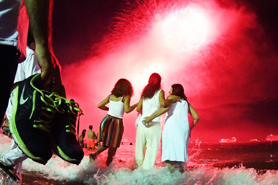 Queima de fogos de artifício celebram a chegada do Ano Novo na Praia de Copacabana, no Rio de Janeiro (RJ) - 01/01/2018