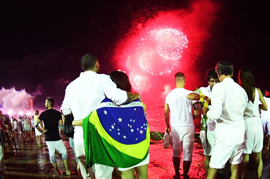 Queima de fogos de artifício celebram a chegada do Ano Novo na Praia de Copacabana, no Rio de Janeiro (RJ) - 01/01/2018