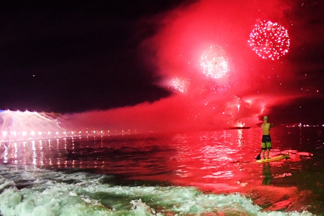 Queima de fogos de artifício celebram a chegada do Ano Novo na Praia de Copacabana, no Rio de Janeiro (RJ) - 01/01/2018