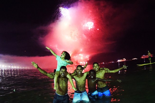 Queima de fogos de artifício celebram a chegada do Ano Novo na Praia de Copacabana, no Rio de Janeiro (RJ) - 01/01/2018