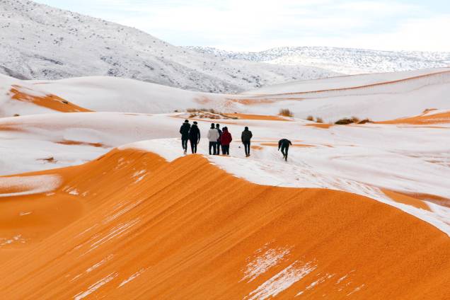A neve de 40 cm de profundidade cobriu a areia na pequena cidade argelina do deserto do Saara, Ain Sefra, depois de uma tempestade de inverno - 07/01/2018 A neve de 40 cm de profundidade cobriu a areia na pequena cidade argelina do deserto do Saara, Ain Sefra, depois de uma tempestade de inverno - 07/01/2018
