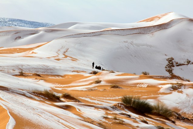 A cidade argelina no deserto mais quente do mundo não tinha visto neve durante 37 anos quando chegou esta época no ano passado - 07/01/2018