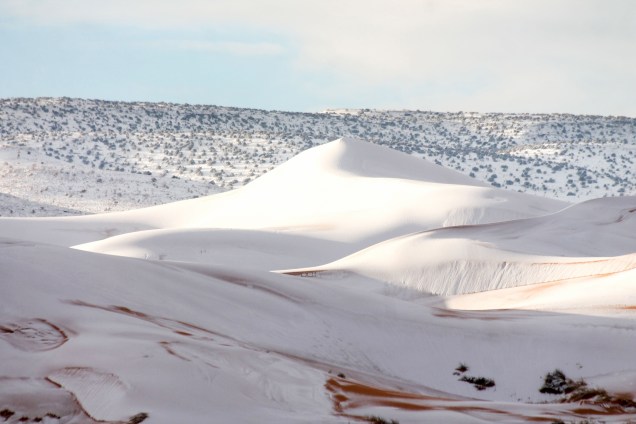 A neve de 40 centímetros de profundidade cobriu a areia na pequena cidade argelina do deserto do Saara, Ain Sefra, depois de uma tempestade de inverno - 07/01/2018